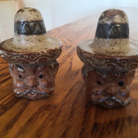 Vintage salt og pepper bøsser i keramikk to Mexicaner.
