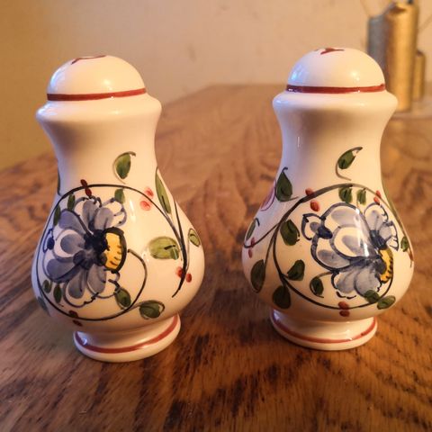 Vintage Porselens salt og pepper bøsser, håndmalt fra Portugal.