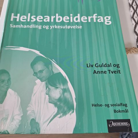 Lærebok.Helsearbeiderfag. Samhandling og yrkesutøvelse.