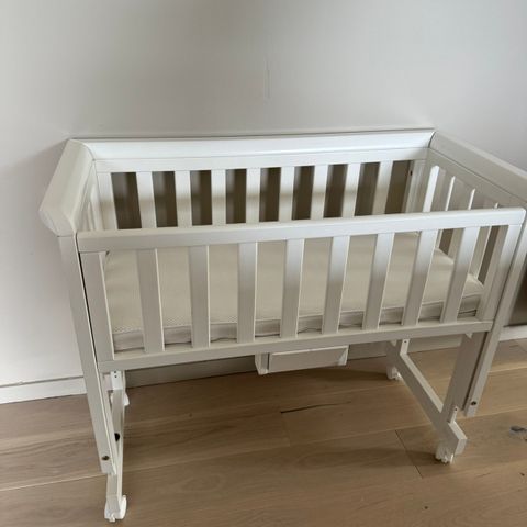 Bedside crib fra Troll (reservert)