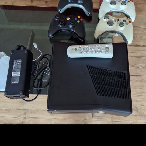 Xbox 360, 2 kontroler, Ratt, spill og filmer