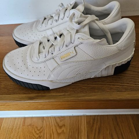 Puma hvite sneakers str 40 brukt 2 ganger