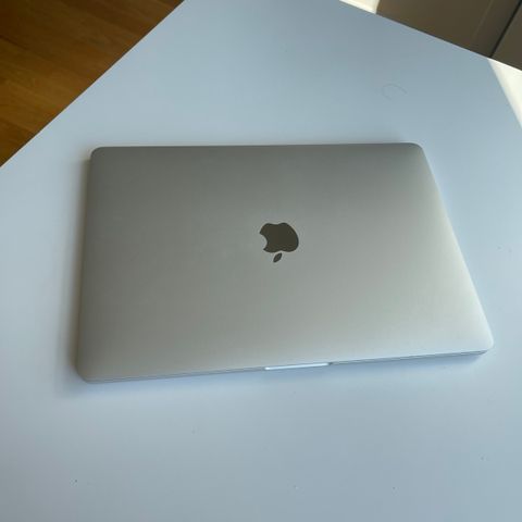 Defekt og godt brukt Macbook Pro 13" 2017