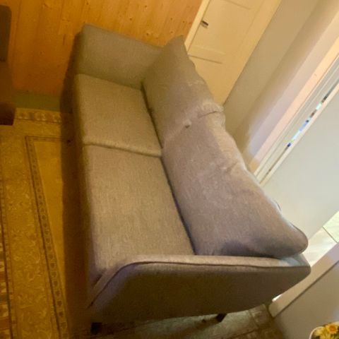 Pen grå sofa til salgs