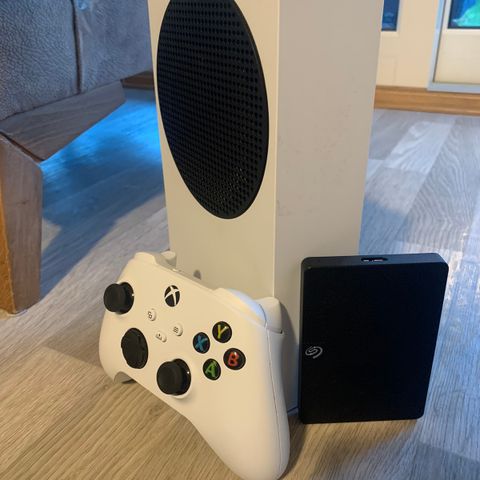 Xbox Series S med kontroller