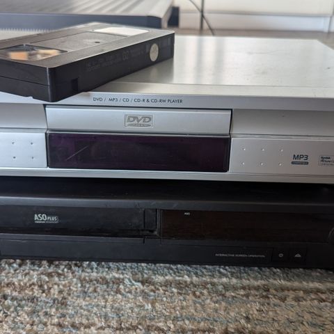 Dvd og vhs spiller +toy story 2 på vhs