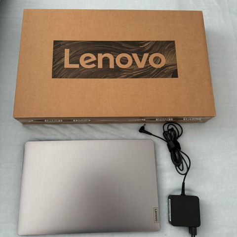 Selger Lenovo ideapad 3 15,6" tommers skjerm.
