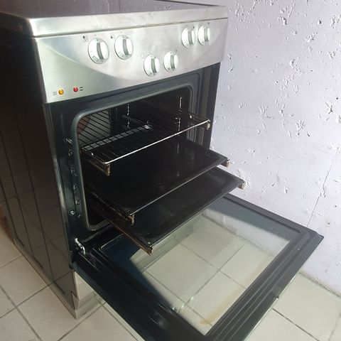 Toppmodell fra Gorenje. Pent og lite brukt komfyr med keramisk topp.