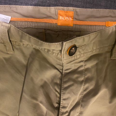 Fine Hugo Boss chinos/bukser. Størrelse 32/32 Lite og pent brukt. Ikke slitasje