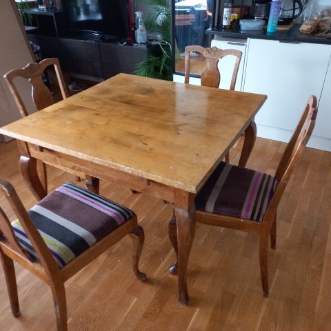 Spisebord og fem stoler