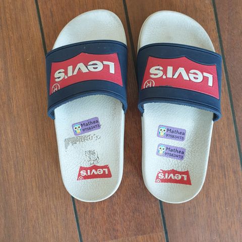 Levis slippers  str 30