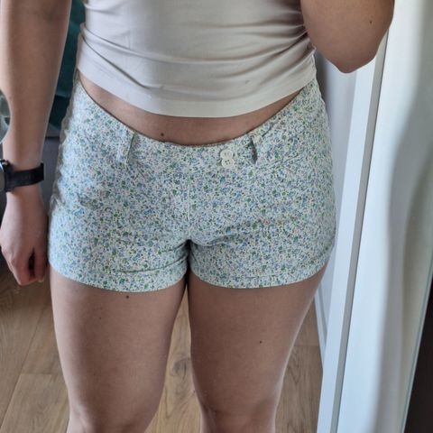 Unik shorts fra bikbok med blomster