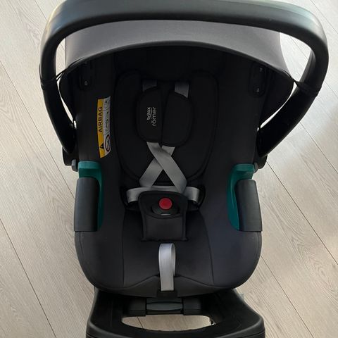 (RESERVERT TOM 11.08.) Bilstol Britax Baby Safe med lys inkludert base