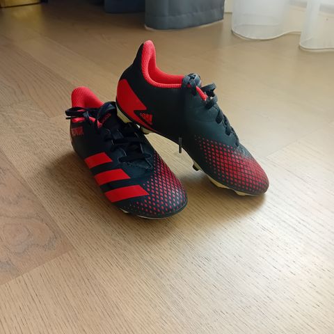 ADIDAS fotballsko og leggskinn