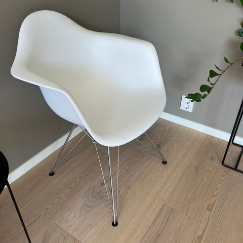 Hvit stol med stålunderstell
