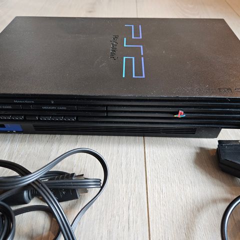 Playstation 2 med Singstar mikrofoner og en kontroller