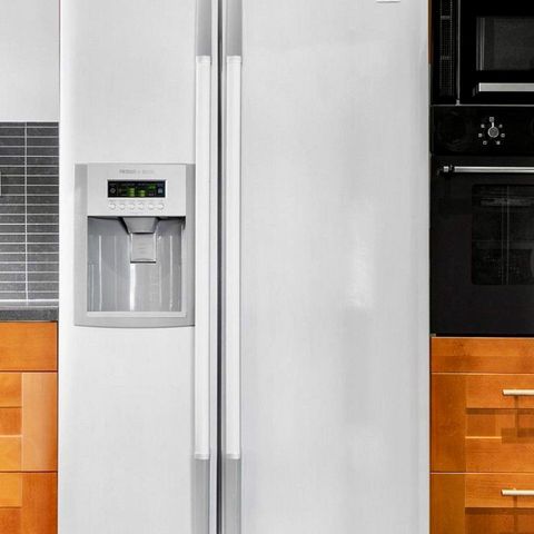 LG kjøleskap helt skap og fryser med isbitmaskin og kaldt vann