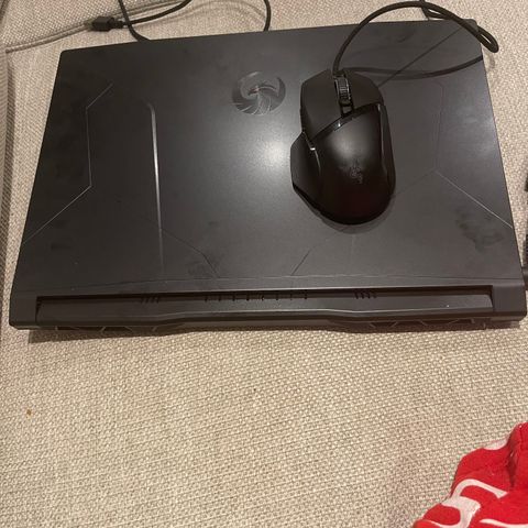 Gaming laptop MSI og gaming mus