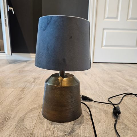 Bordlampe med lampeskjerm selges