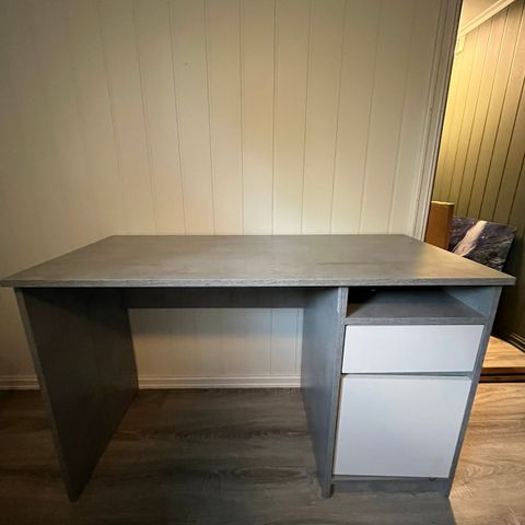 Skrivebord BILLUND 53x120 hvit/betongfarget