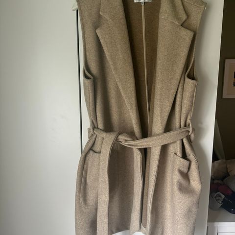 Beige vest