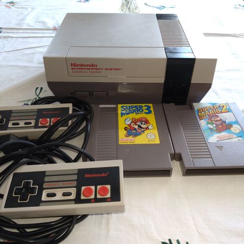 Nintendo NES, med to Super Mario spill og to kontrollere