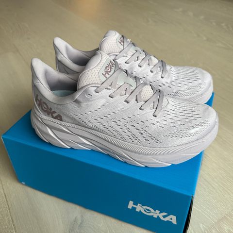 Hoka Clifton 8 i flere størrelser ( pris: 1550kr)