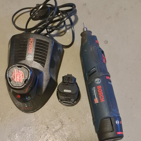 Bosch pro multiverktøy med 1stk 3Ah 12v batteri, 2stk 1,3Ah batterier og lader