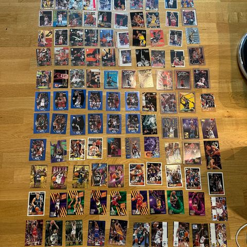 Michael Jordan, Shaquille O’Neal, Grant Hill, mm. 130 basketballkort til salgs