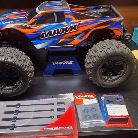 Traxxas maxx v2