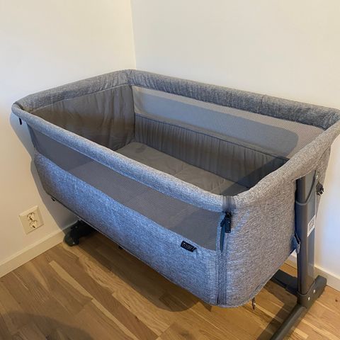 Yngri bedside crib