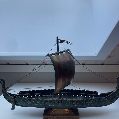 Bronse vikingskip med messing seil