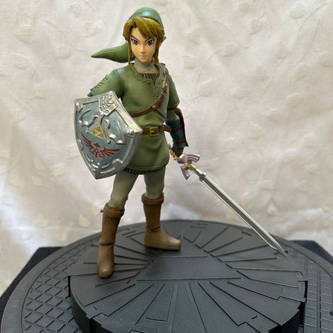 Link Twilight Princess Statue, Dark Horse