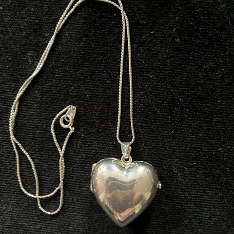 Stort sølv hjerte med lenke. Kan åpnes.