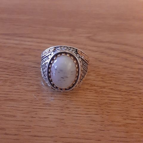 Ny solv ring med hvit milk aqiq stein, 925,vekt 9.6 , str 11