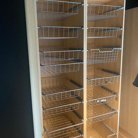 Eldre Ikea skap med trådkurver