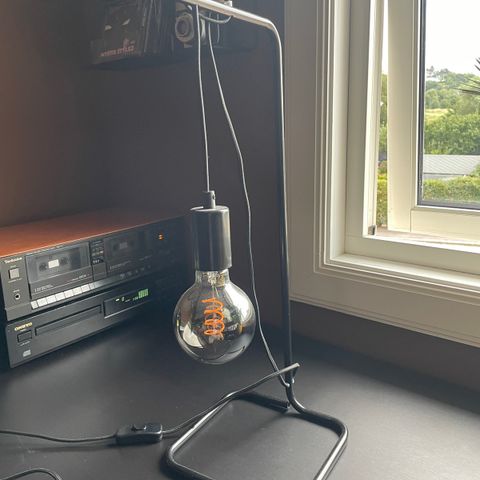 pen lampe fra lampehuset med pære