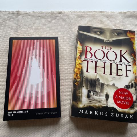 Bøker: "The Handmaids Tale", "The Book Thief"