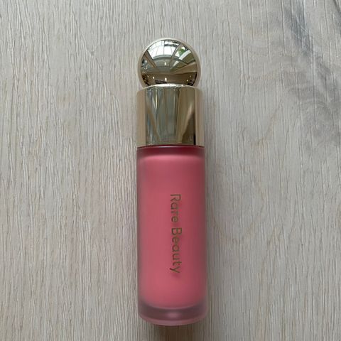 Rare Beauty Soft Pinch Liquid Blush i fargen Happy