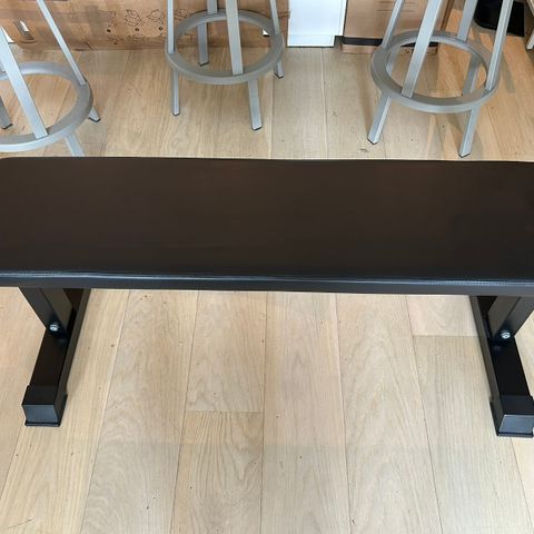 Treningsbenk (star gear flat bench)