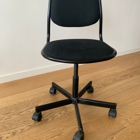 Skrivebordstol til barn av typen Ørfjell fra Ikea.