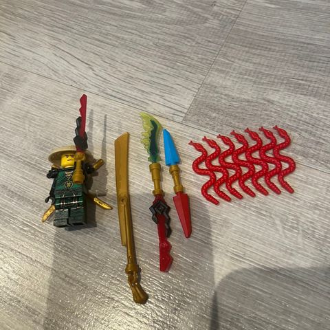 Lego Ninjago figur, sverd og slanger