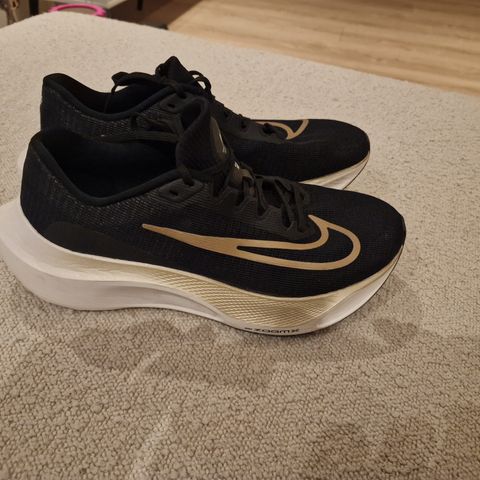 Nike zoom fly 5 løpesko selges. .