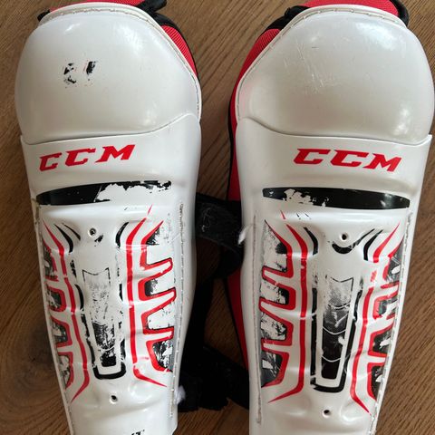 CCM leggskinn / leggbeskyttere hockey barn str 10’’ (122-134 ccm høyde)