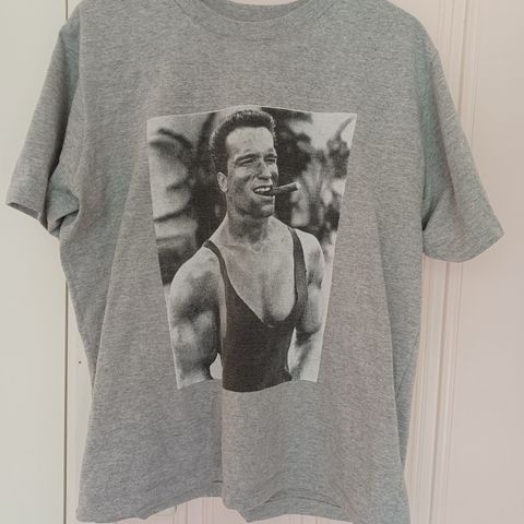 Arnold Schwarzenegger T-skjorte, Størrelse Extra Large (XL), grå