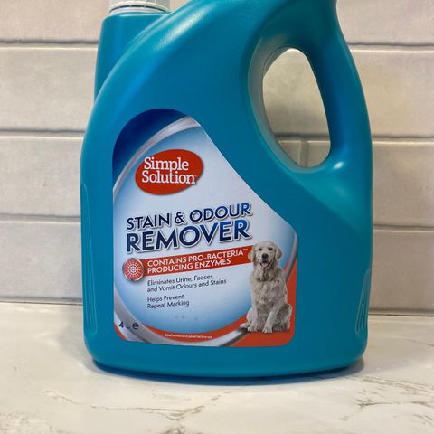 Simple Solution Stain & Odour Remover – effektiv fjerning av lukt og flekker