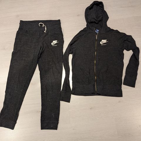 Nike joggedress strl. 156