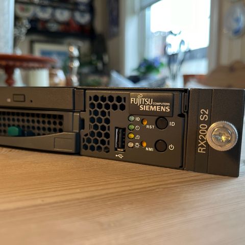 Fujitsu-Siemens Primergy RX200 S2