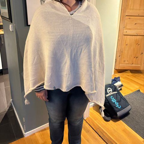 Pen poncho i 100% alpakka ull