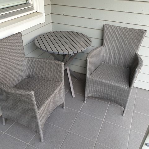 To stoler og et bord